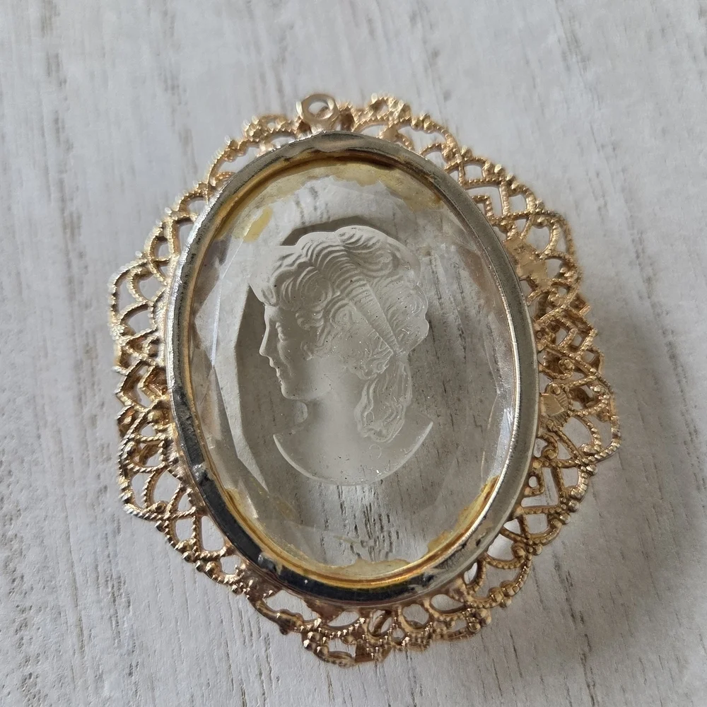 Vintage Cameo Pendant - Clear With Gold Frame